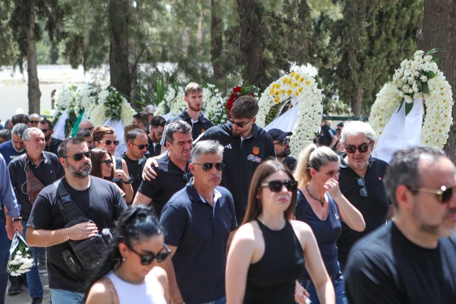 Άνθρωποι στην κηδεία του Δερμάνη