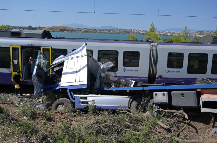 Σύγκρουση τρένου φορτηγού στην Αυλίδα