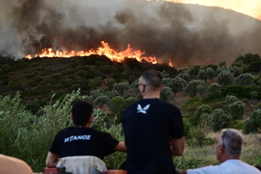 Άνθρωποι κοιτούν τη φωτιά