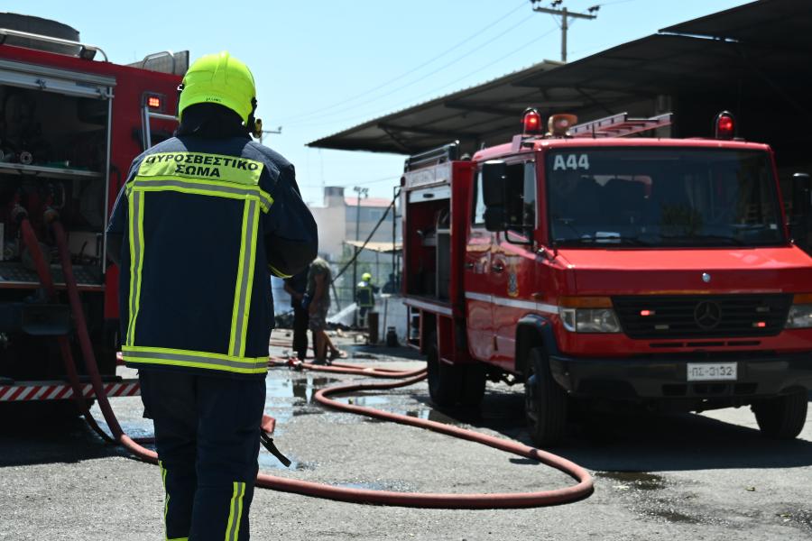 Πυροσβέστες και όχημα της πυροσβεστικής
