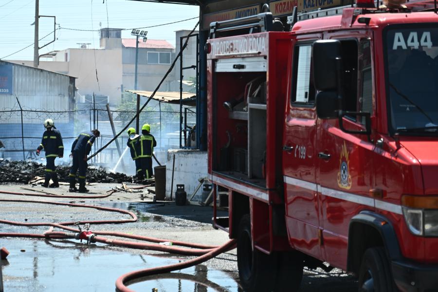 Πυροσβέστες και όχημα της πυροσβεστικής