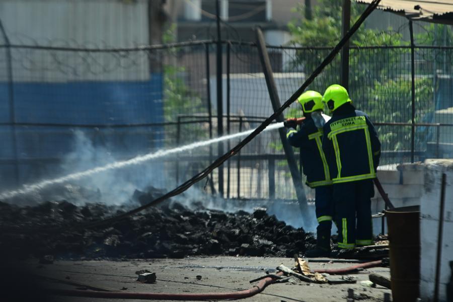 Πυροσβέστες σβήνουν φωτιά