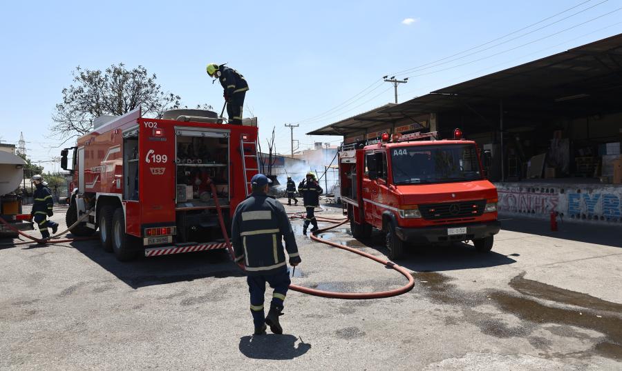 Πυρσβέστες και πυροσβεστικό όχημα