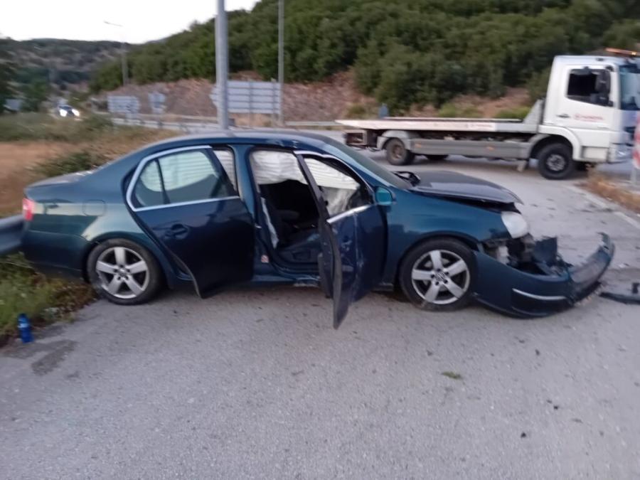 Το ένα από τα δύο αυτοκίνητα της μετωπικής σύγκρουσης