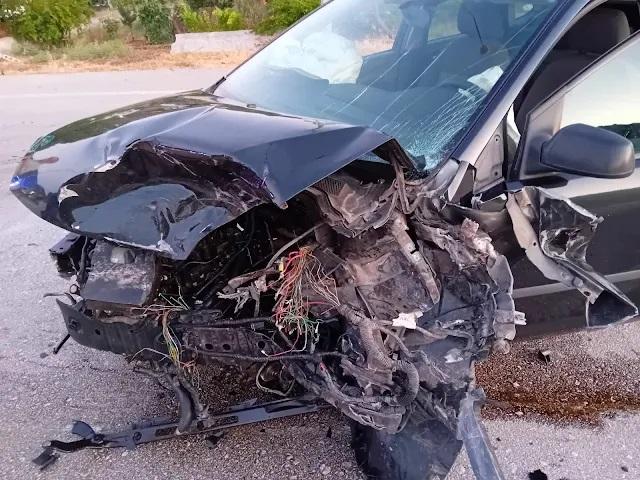 Σοβαρές ζημιές στο ένα από τα δύο αυτοκίνητα της μετωπικής σύγκρουσης