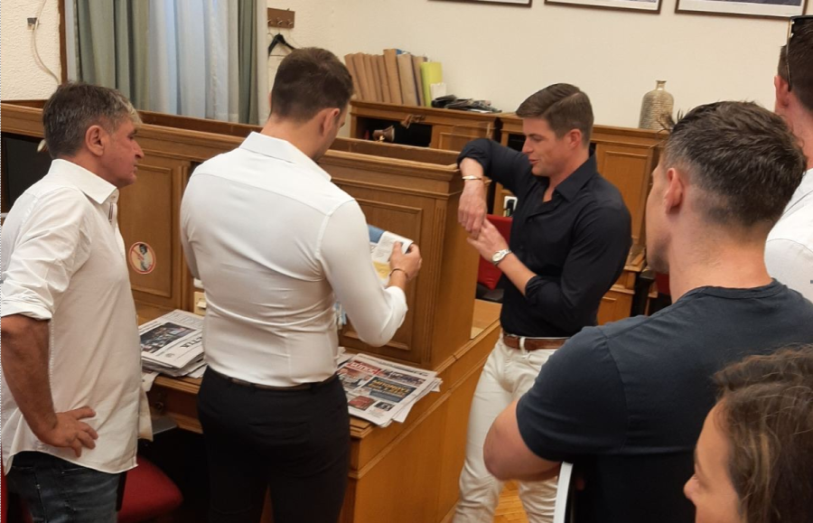 Στέφανος Κασσελάκης Βουλή εφημερίδες