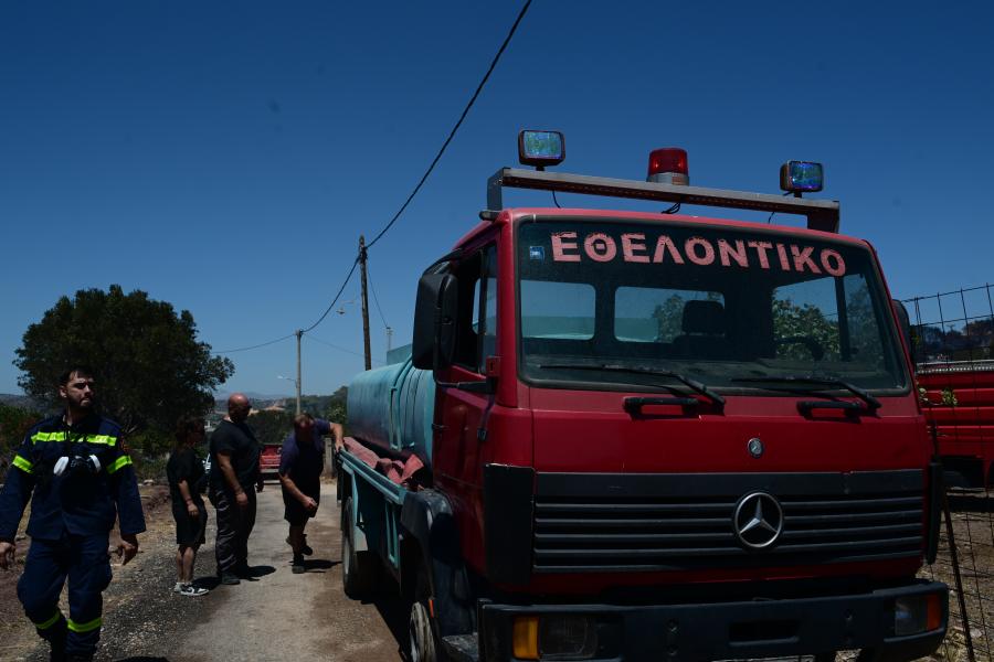 Εθελοντές πυροσβέστες και όχημα