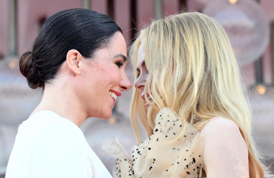 Η Αυστραλή ηθοποιός Nicole Kidman και η Ολλανδή σκηνοθέτις Halina Reijn φτάνουν για την πρεμιέρα του «Babygirl» κατά τη διάρκεια του 81ου Φεστιβάλ Κινηματογράφου της Βενετίας