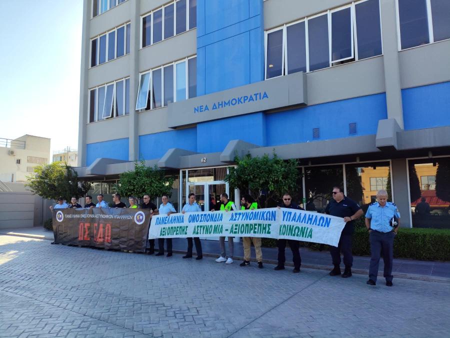 Αστυνομικοί έξω από τα γραφεία της ΝΔ