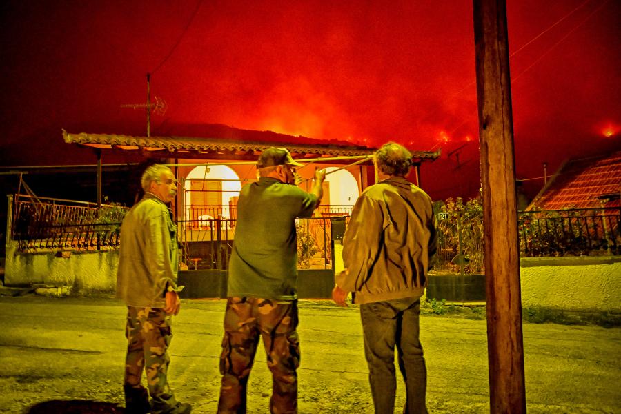 Πυρκαγιά στην περιοχή του Ξυλοκάστρου στην Κορινθία, εικόνες από τα χωριά Ελληνικό και Καλλιθέα