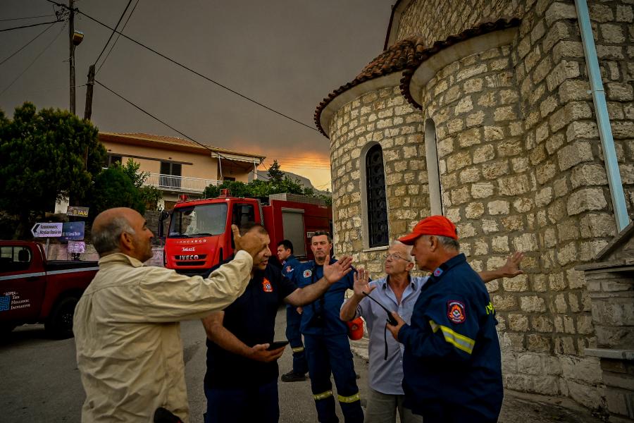 Πυρκαγιά στην περιοχή του Ξυλοκάστρου στην Κορινθία, εικόνες από τα χωριά Ελληνικό και Καλλιθέα