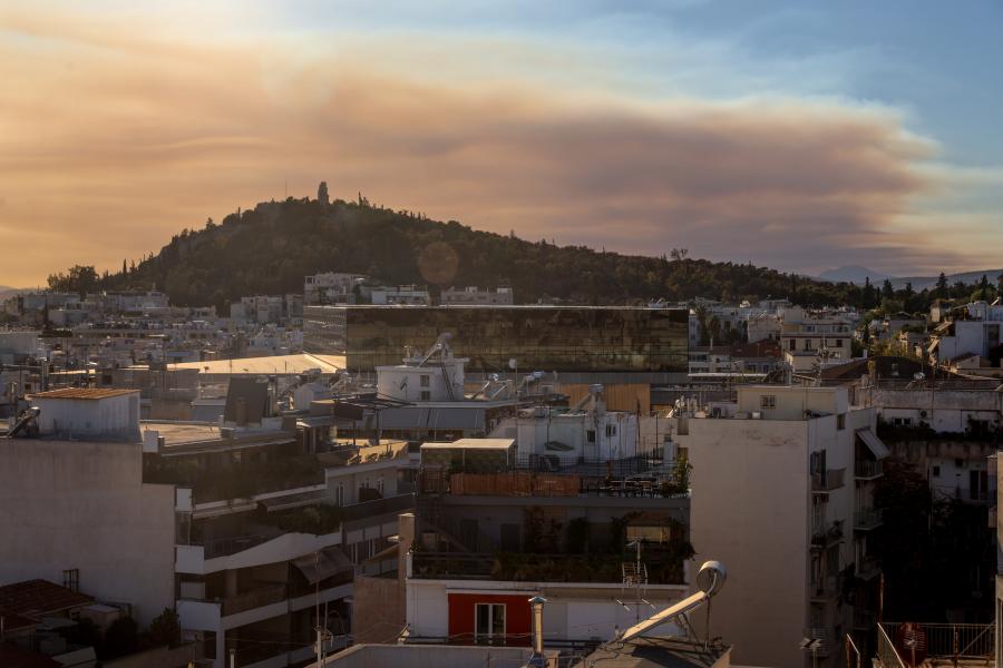 ΦΩΤΙΑ ΚΟΡΙΝΘΟΣ ΚΑΠΝΟΙ ΣΤΗΝ ΑΘΗΝΑ