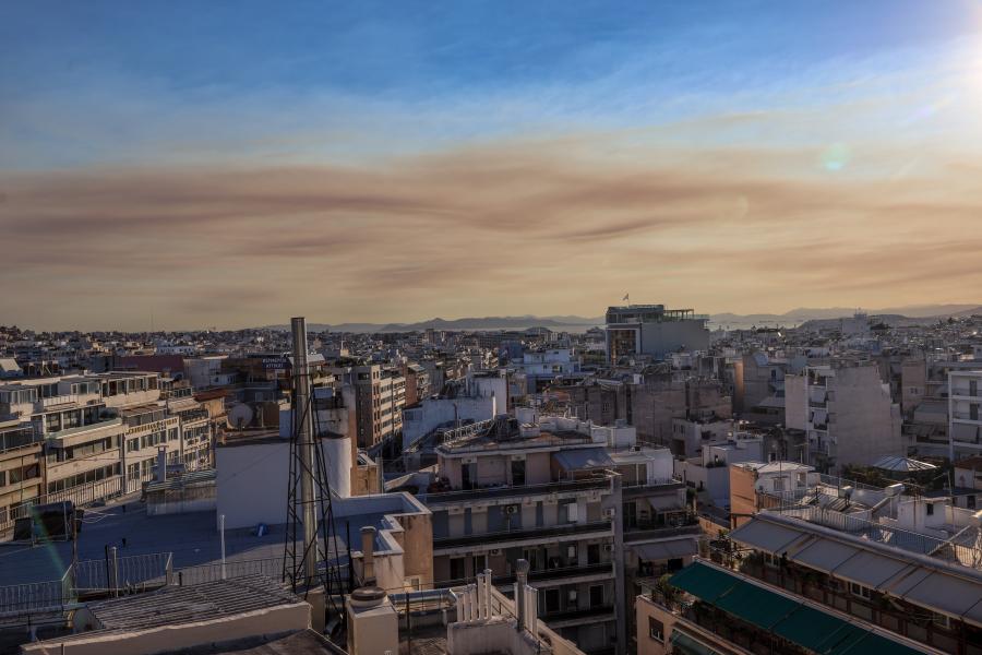 ΦΩΤΙΑ ΚΟΡΙΝΘΟΣ ΚΑΠΝΟΙ ΣΤΗΝ ΑΘΗΝΑ