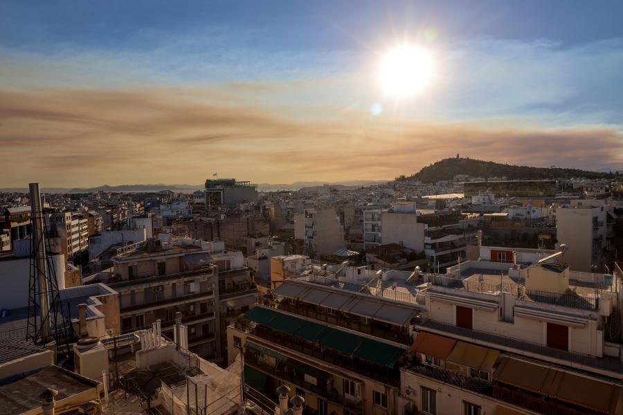 ΦΩΤΙΑ ΚΟΡΙΝΘΟΣ ΚΑΠΝΟΙ ΣΤΗΝ ΑΘΗΝΑ