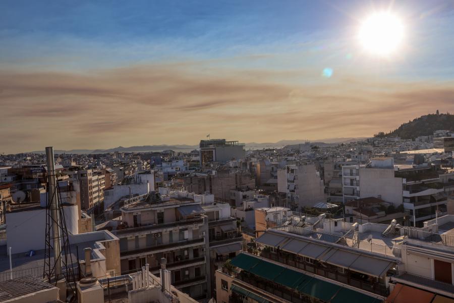 ΦΩΤΙΑ ΚΟΡΙΝΘΟΣ ΚΑΠΝΟΙ ΣΤΗΝ ΑΘΗΝΑ