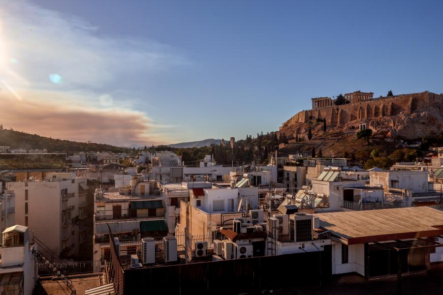 ΦΩΤΙΑ ΚΟΡΙΝΘΟΣ ΚΑΠΝΟΙ ΣΤΗΝ ΑΘΗΝΑ