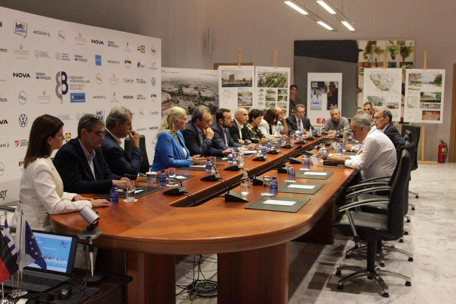 Στο τραπέζι συνομιλιών οι αντιπροσωπείες ΣΥΡΙΖΑ-ΠΣ και ΔΕΘ