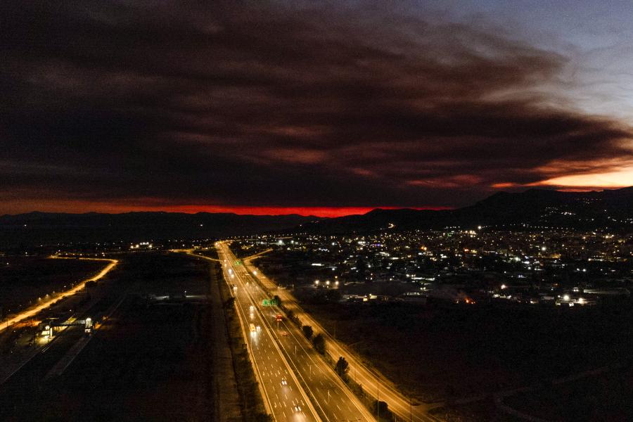 Καπνοί στην Αθήνα από την φωτιά στο Ξυλόκαστρο