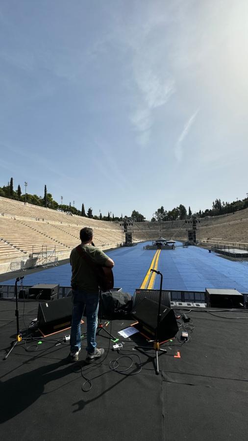 Ο Σωκράτης Μάλαμας κάνει πρόβα στο Καλλιμάρμαρο για τη συναυλία για τα Τέμπη