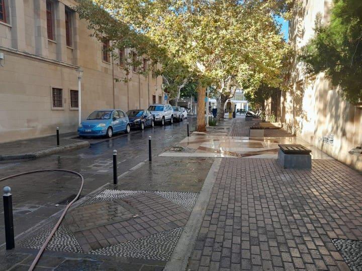 Καθαρισμός από συνεργεία του Δήμου Ρόδου μετά την απομάκρυνση των μεταναστών από το πάρκο στα ΕΛΤΑ και πέριξ της Υποδιεύθυνσης Ασφαλείας Ρόδου