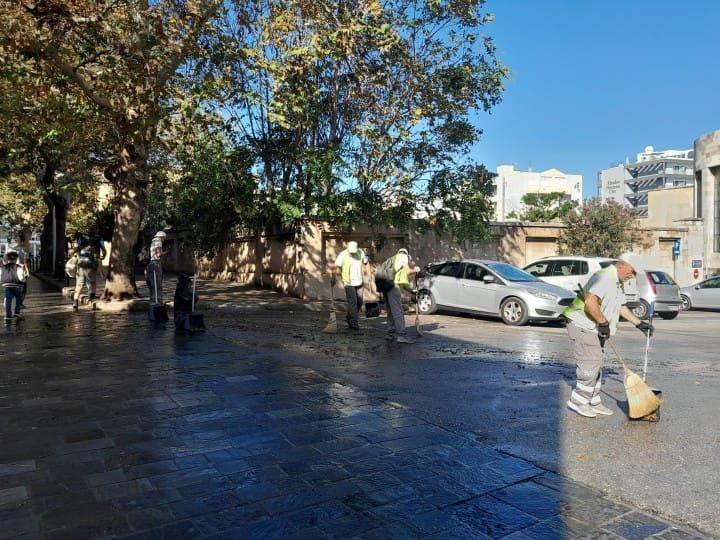 Καθαρισμός από συνεργεία του Δήμου Ρόδου μετά την απομάκρυνση των μεταναστών από το πάρκο στα ΕΛΤΑ και πέριξ της Υποδιεύθυνσης Ασφαλείας Ρόδου