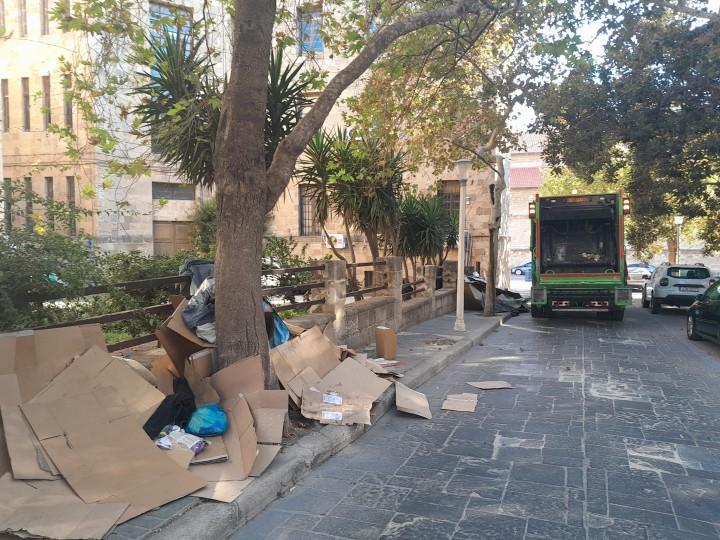 Καθαρισμός από συνεργεία του Δήμου Ρόδου μετά την απομάκρυνση των μεταναστών από το πάρκο στα ΕΛΤΑ και πέριξ της Υποδιεύθυνσης Ασφαλείας Ρόδου