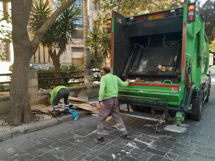 Καθαρισμός από συνεργεία του Δήμου Ρόδου μετά την απομάκρυνση των μεταναστών από το πάρκο στα ΕΛΤΑ και πέριξ της Υποδιεύθυνσης Ασφαλείας Ρόδου