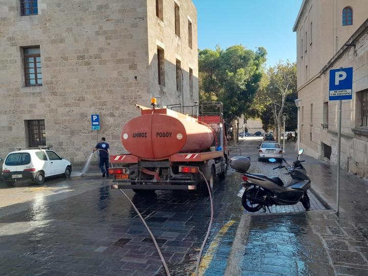 Καθαρισμός από συνεργεία του Δήμου Ρόδου μετά την απομάκρυνση των μεταναστών από το πάρκο στα ΕΛΤΑ και πέριξ της Υποδιεύθυνσης Ασφαλείας Ρόδου