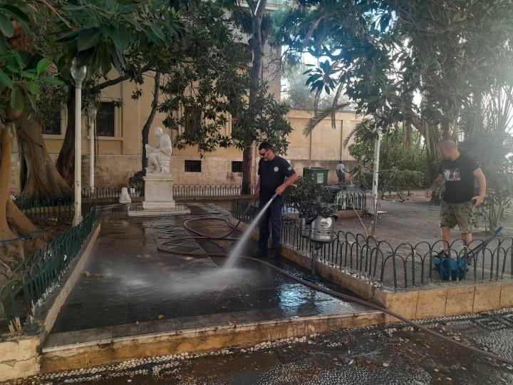 Καθαρισμός από συνεργεία του Δήμου Ρόδου μετά την απομάκρυνση των μεταναστών από το πάρκο στα ΕΛΤΑ και πέριξ της Υποδιεύθυνσης Ασφαλείας Ρόδου