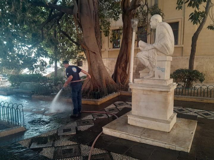 Καθαρισμός από συνεργεία του Δήμου Ρόδου μετά την απομάκρυνση των μεταναστών από το πάρκο στα ΕΛΤΑ και πέριξ της Υποδιεύθυνσης Ασφαλείας Ρόδου