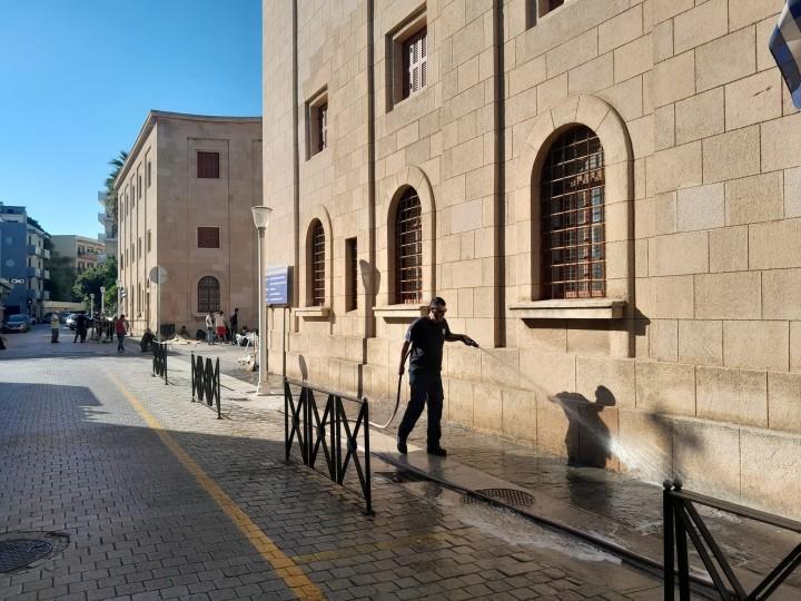 Καθαρισμός από συνεργεία του Δήμου Ρόδου μετά την απομάκρυνση των μεταναστών από το πάρκο στα ΕΛΤΑ και πέριξ της Υποδιεύθυνσης Ασφαλείας Ρόδου