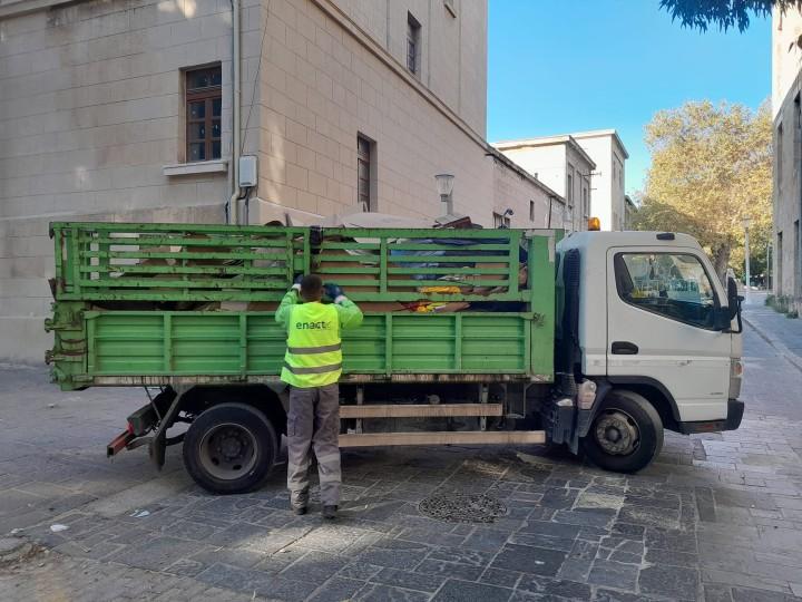 Καθαρισμός από συνεργεία του Δήμου Ρόδου μετά την απομάκρυνση των μεταναστών από το πάρκο στα ΕΛΤΑ και πέριξ της Υποδιεύθυνσης Ασφαλείας Ρόδου