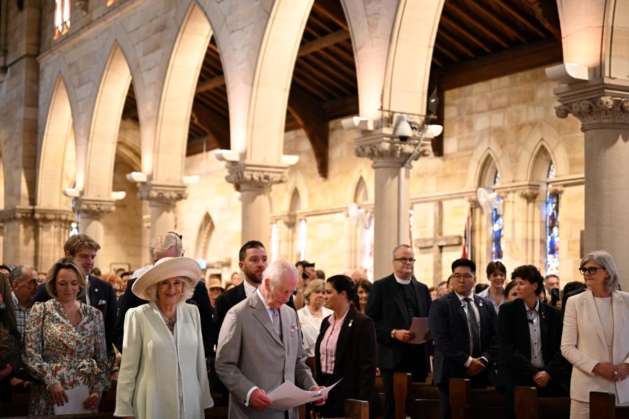 Ο βασιλιάς Κάρολος και η βασίλισσα Καμίλα φτάνουν στην Αγγλικανική Εκκλησία του Αγίου Θωμά στο Σίδνεϊ της Αυστραλίας