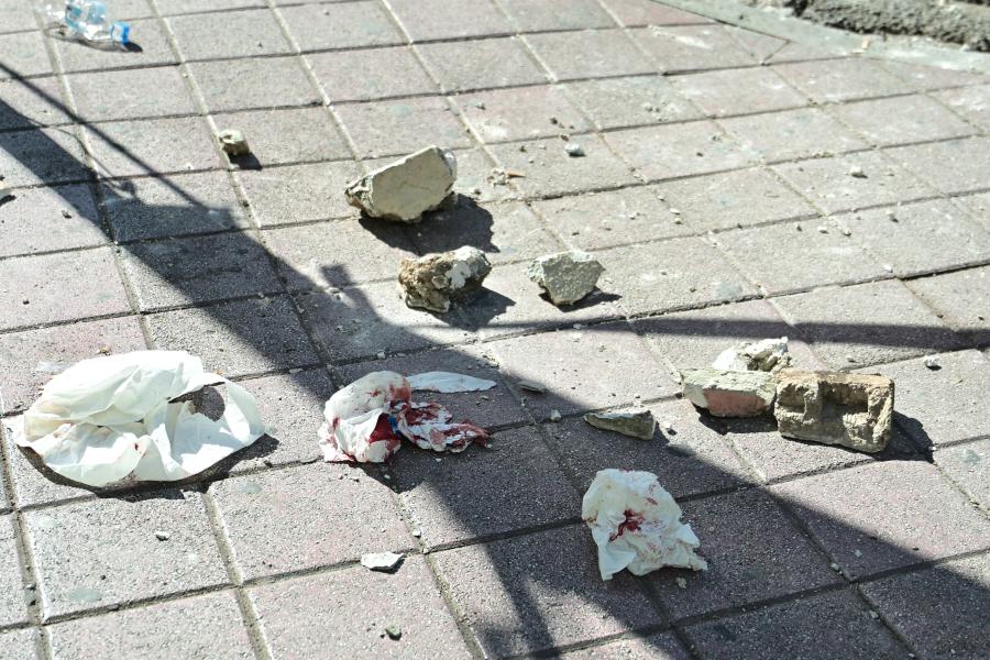 Σοβάδες έπεσαν σε στάση λεωφορείου