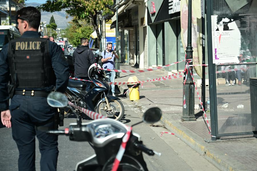 Σοβάδες έπεσαν σε στάση λεωφορείου