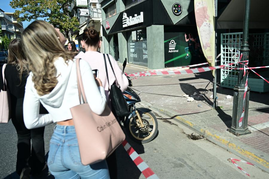 Σοβάδες έπεσαν σε στάση λεωφορείου