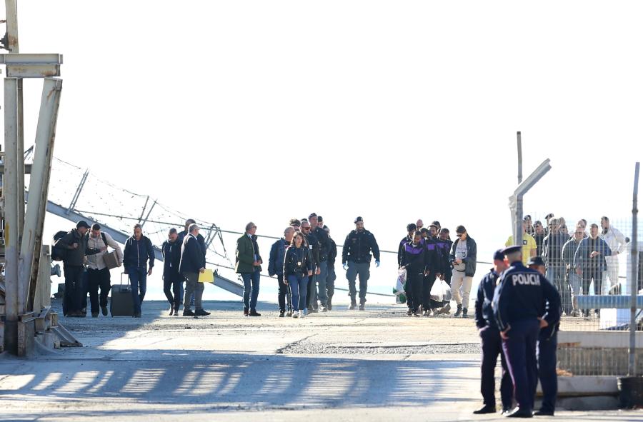 Συνεχίζει την μεταφορά μεταναστών στα κέντρα της Αλβανίας παρά τις δικαστικές αντιρρήσεις