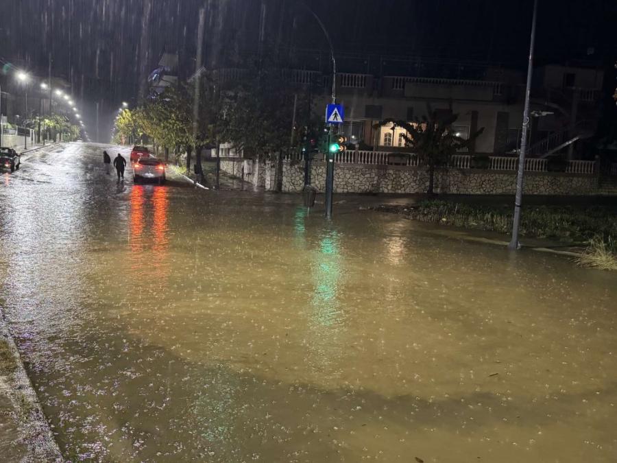 Προβλήματα και πλημμύρες στους δρόμους του Αγρινίου από την κακοκαιρία
