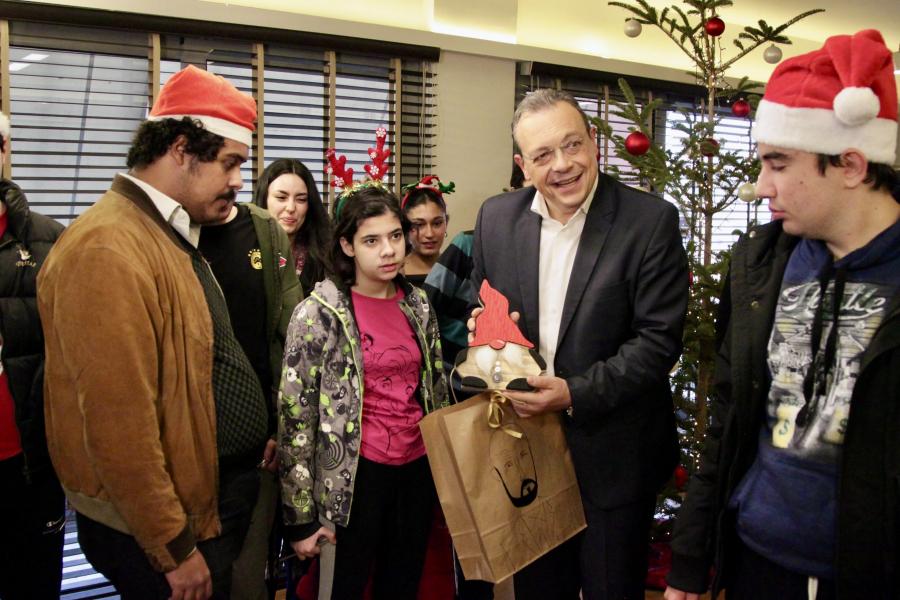 Ο Σωκράτης Φάμελλος ακούει τα κάλαντα