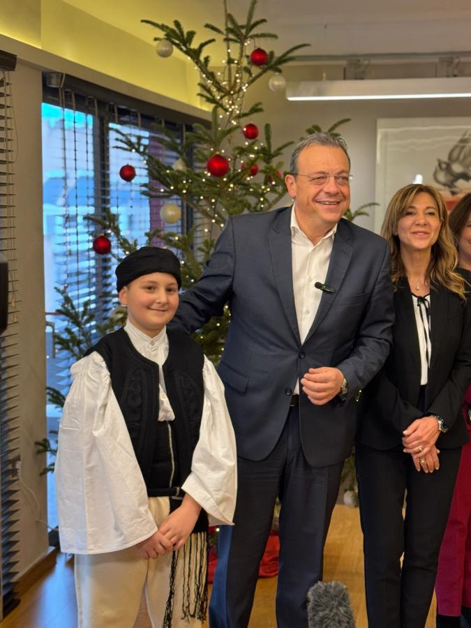 Ο Σωκράτης Φάμελλος ακούει τα κάλαντα