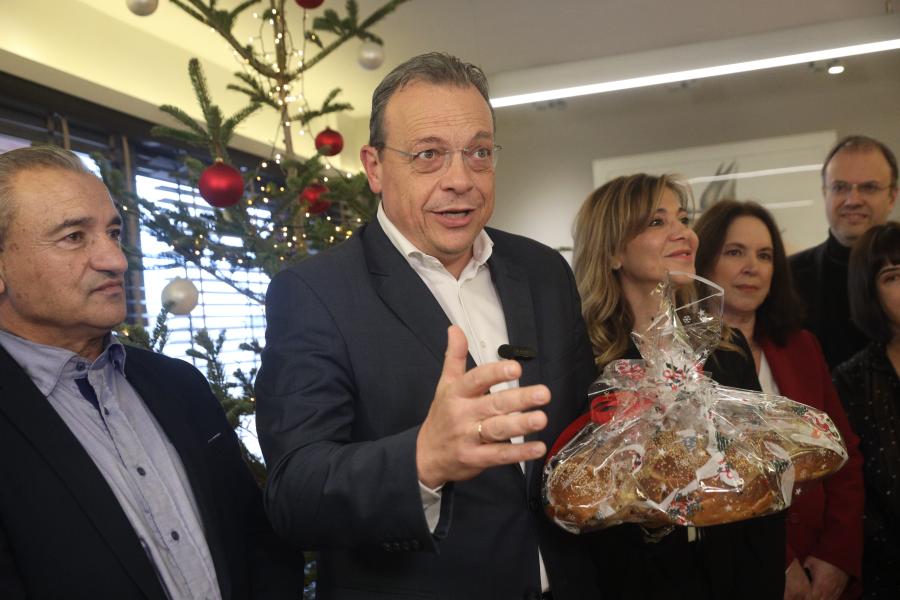 Ο Σωκράτης Φάμελλος ακούει τα κάλαντα