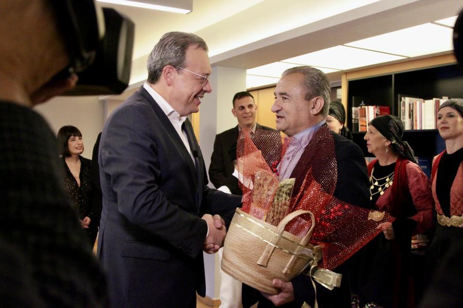 Ο Σωκράτης Φάμελλος ακούει τα κάλαντα