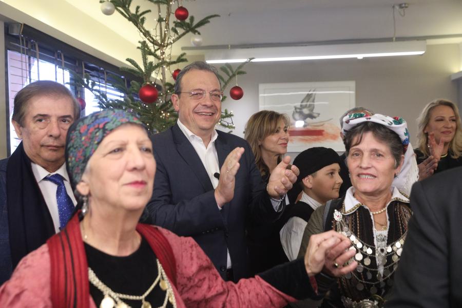 Ο Σωκράτης Φάμελλος ακούει τα κάλαντα
