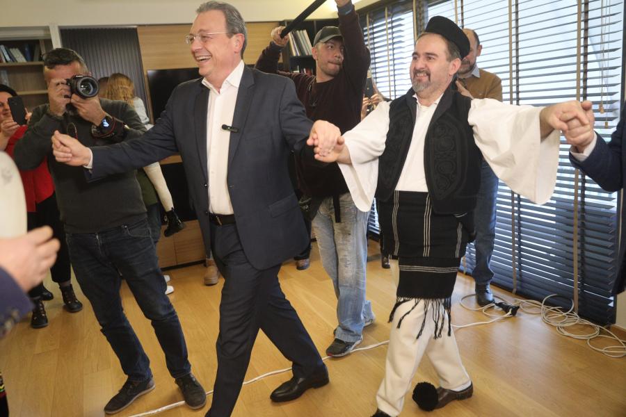 Ο Σωκράτης Φάμελλος χορεύει