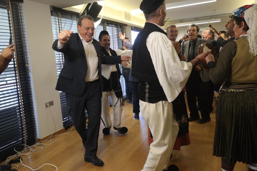 Ο Σωκράτης Φάμελλος χορεύει