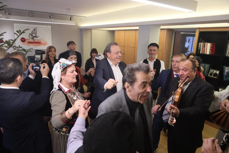 Ο Σωκράτης Φάμελλος ακούει τα κάλαντα