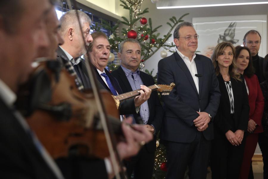 Ο Σωκράτης Φάμελλος ακούει τα κάλαντα