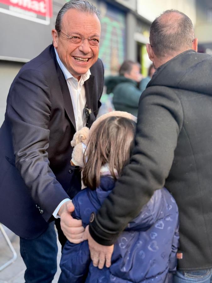 Ο Σωκράτης Φάμελλος μιλά με κοριτσάκι κατά τη διήμερη περιοδεία του στη Θεσσαλονίκη