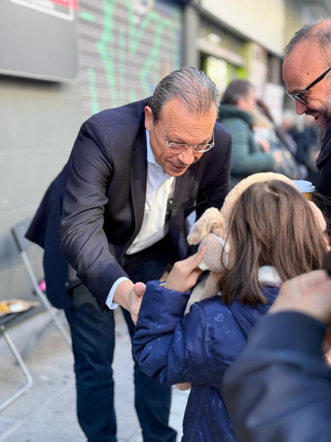 Ο Σωκράτης Φάμελλος μιλά με κοριτσάκι κατά τη διήμερη περιοδεία του στη Θεσσαλονίκη