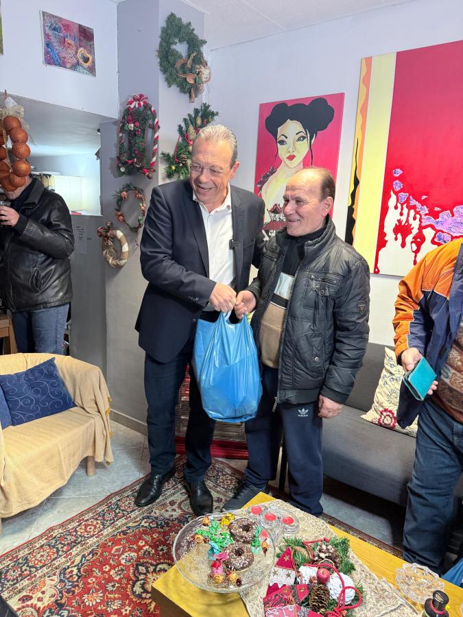 Ο Σωκράτης Φάμελλος στο χριστουγεννιάτικο παζάρι του Συλλόγου Εθελοντών Albatros
